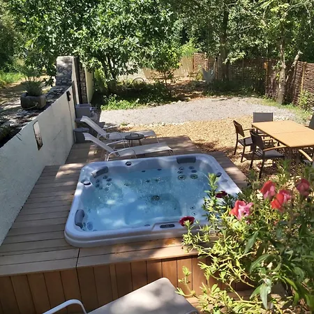 Dom wakacyjny Mas Du Moulin Neuf, With Private Garden And Jacuzzi