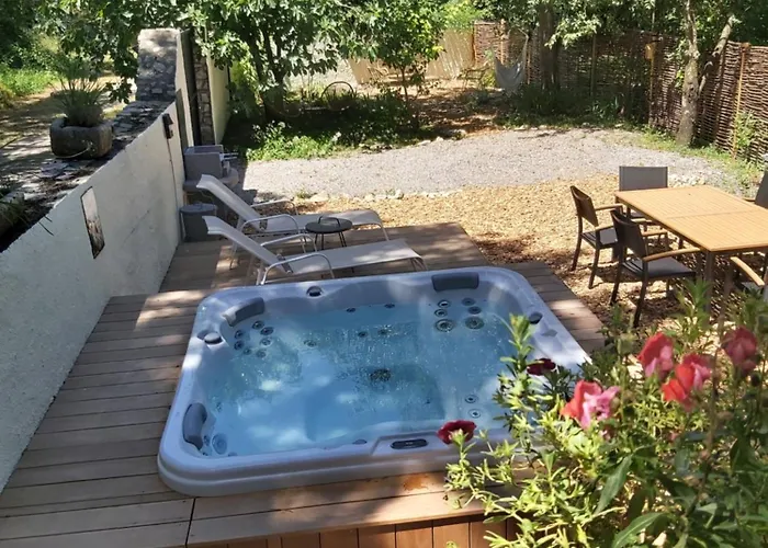 Дом отдыха Mas Du Moulin Neuf, With Private Garden And Jacuzzi
